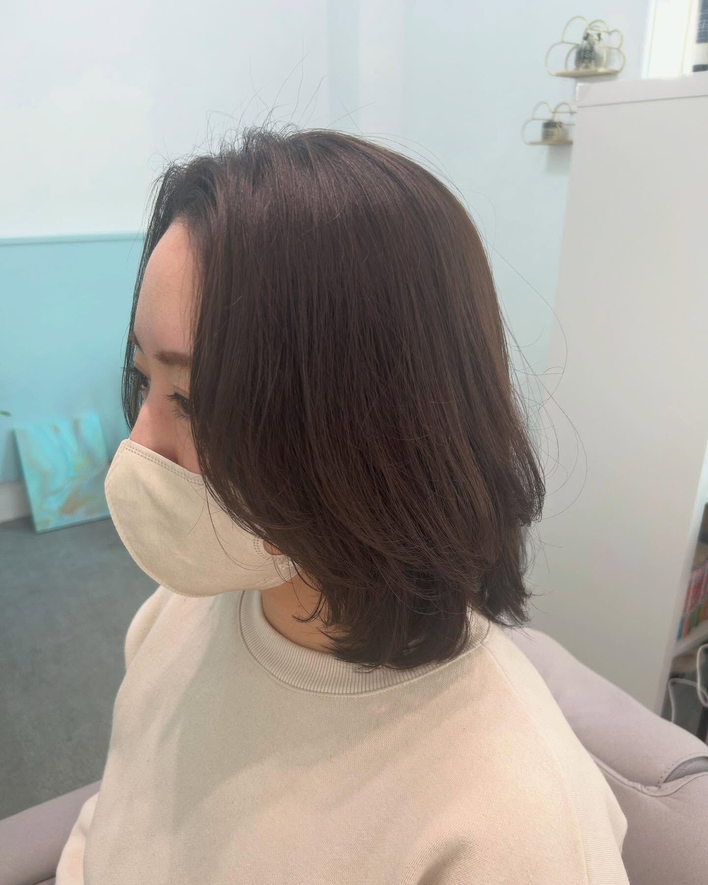 ボブやロブの内巻きは丸く可愛らしい印象が強くなるので、顔まわ